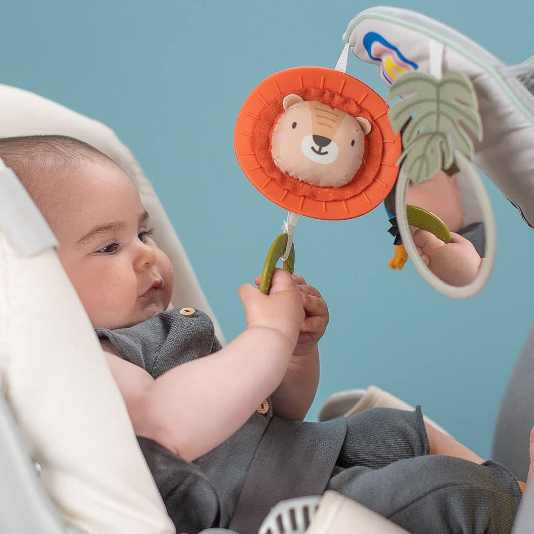 Musical Car Seat Toys for 0-12 Month Old Babies - Activity Center with Sensory Soft Hanging Toys and Mirror - Carseat Gift for Infants — الصورة 8 من 9