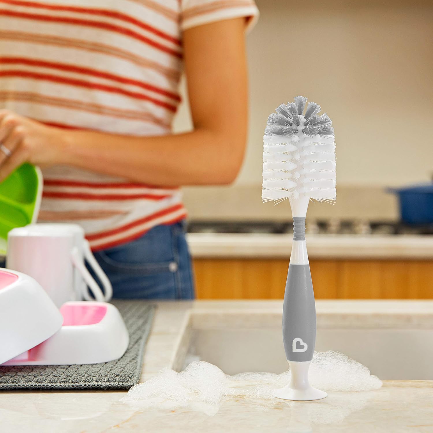 Munchkin Bristle Bottle Brush, bristle provide cleaner bottler, easy cleaning, with detachable teats cleaning brush, clean bottle for safe feed, Infant/Baby/Toddler/Kids, Color-Grey — الصورة 2 من 6