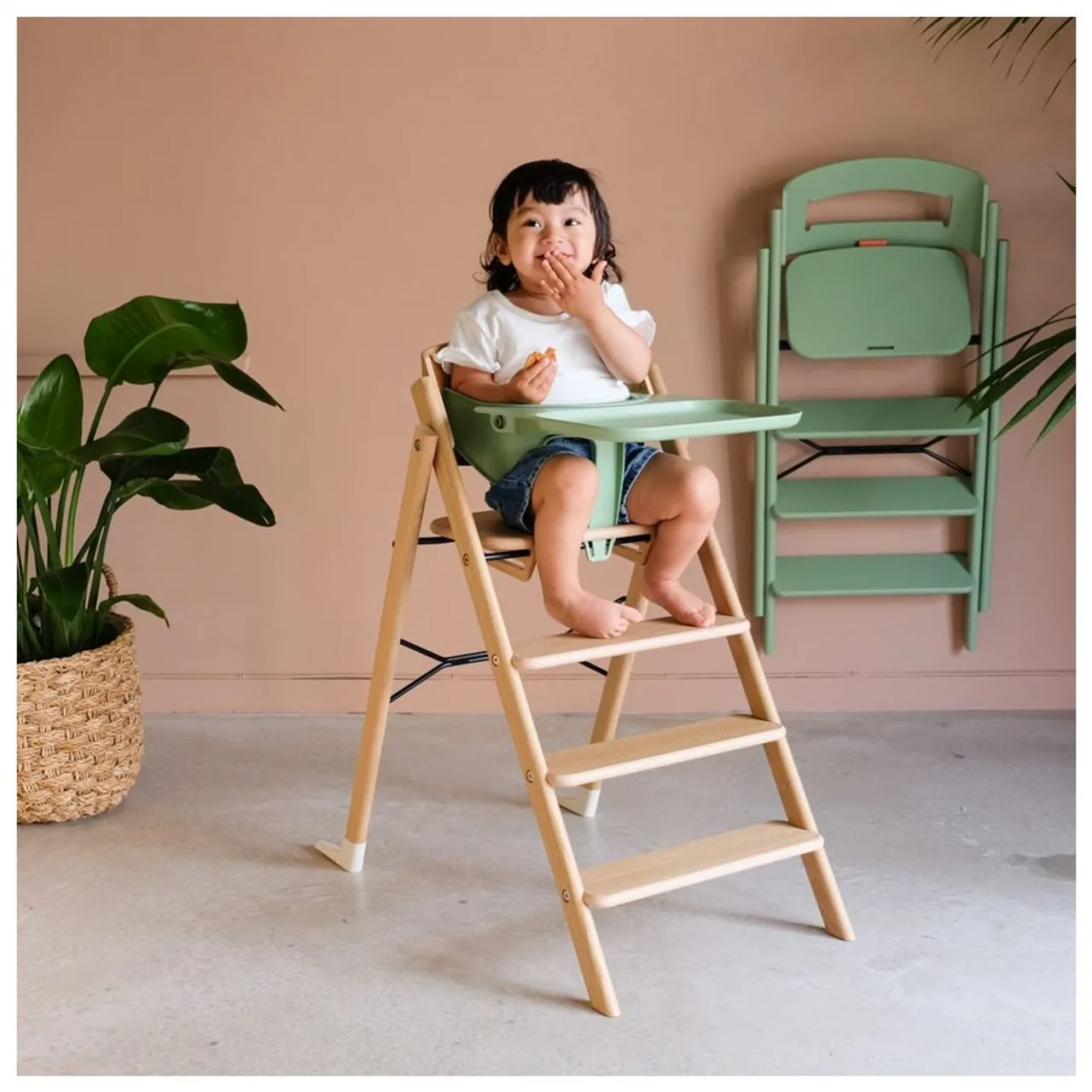 Kaos Klapp Recycled High Chair With Safety Rail & Food Tray - Desert Sand — الصورة 5 من 8